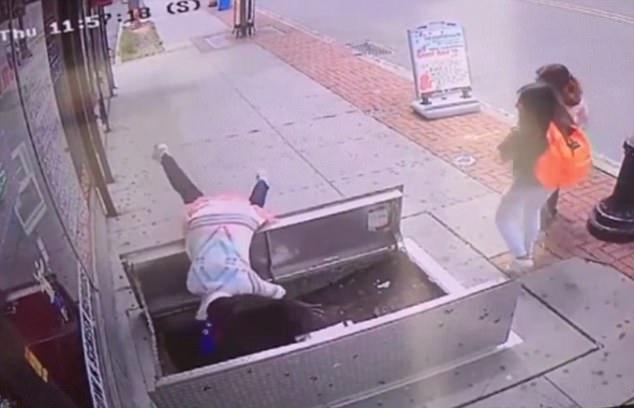 Mergea liniștită pe stradă și butona de zor telefonul mobil. Ce i s-a întâmplat în câteva secunde! Nu va mai folosi niciodată mobilul - Totul a fost filmat 455482