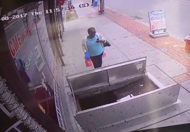 Mergea liniștită pe stradă și butona de zor telefonul mobil. Ce i s-a întâmplat în câteva secunde! Nu va mai folosi niciodată mobilul - Totul a fost filmat 455483