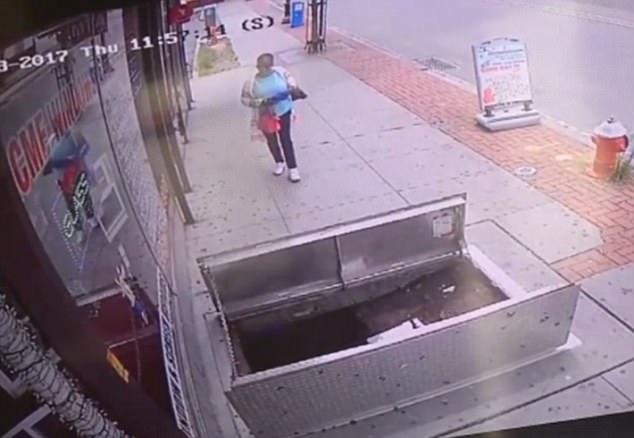 Mergea liniștită pe stradă și butona de zor telefonul mobil. Ce i s-a întâmplat în câteva secunde! Nu va mai folosi niciodată mobilul - Totul a fost filmat 455484