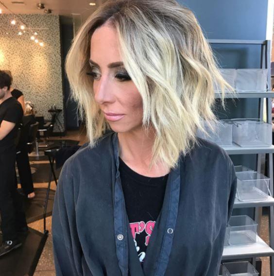 Nu se mai tunsese din copilărie pentru că tatal ei i-a spus că femeile cu părul scurt sunt urâte! Cum arată acum, după ce a stat 7 ore la salon   455500