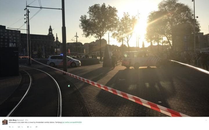 Un bărbat a intrat cu mașina în pietoni în Amsterdam. Autorităţile olandeze au arestat un suspect