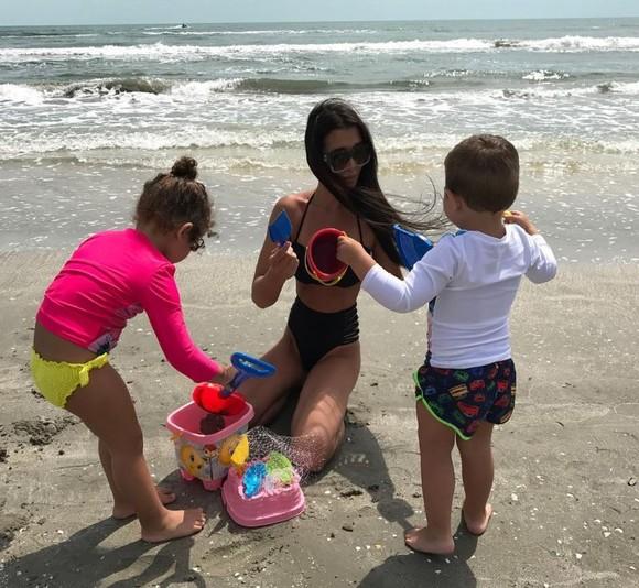 Elena Băsescu a slăbit dramatic după divorț. Imagine șocantă cu fiica cea mică a fostului președinte (FOTO) 455896