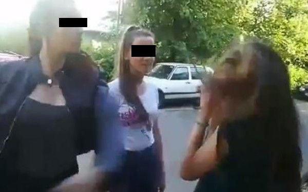 Elevă bătută și umilită de două colege, în mijlocul străzii. Poliția le-a audiat pe bătăușele de la Ploiești