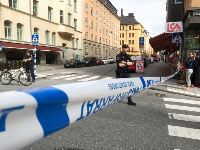 Panică în Stockholm, după ce un camion a intrat într-un taxi. Șoferul camionului a fugit de la fața locului
