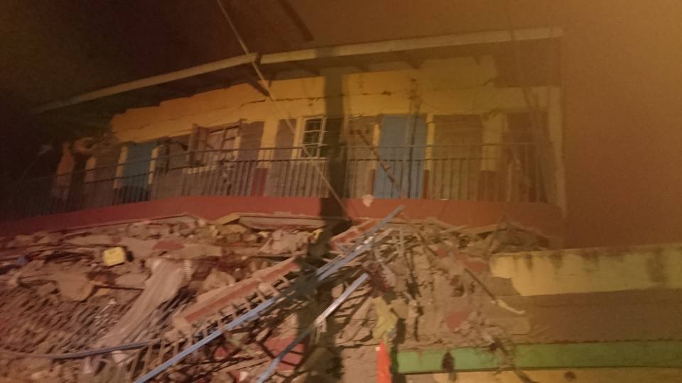 Un bloc de 7 etaje s-a prăbuşit din senin într-o zonă rezidenţială. Cel puțin 15 oameni sunt dați dispăruți - FOTO