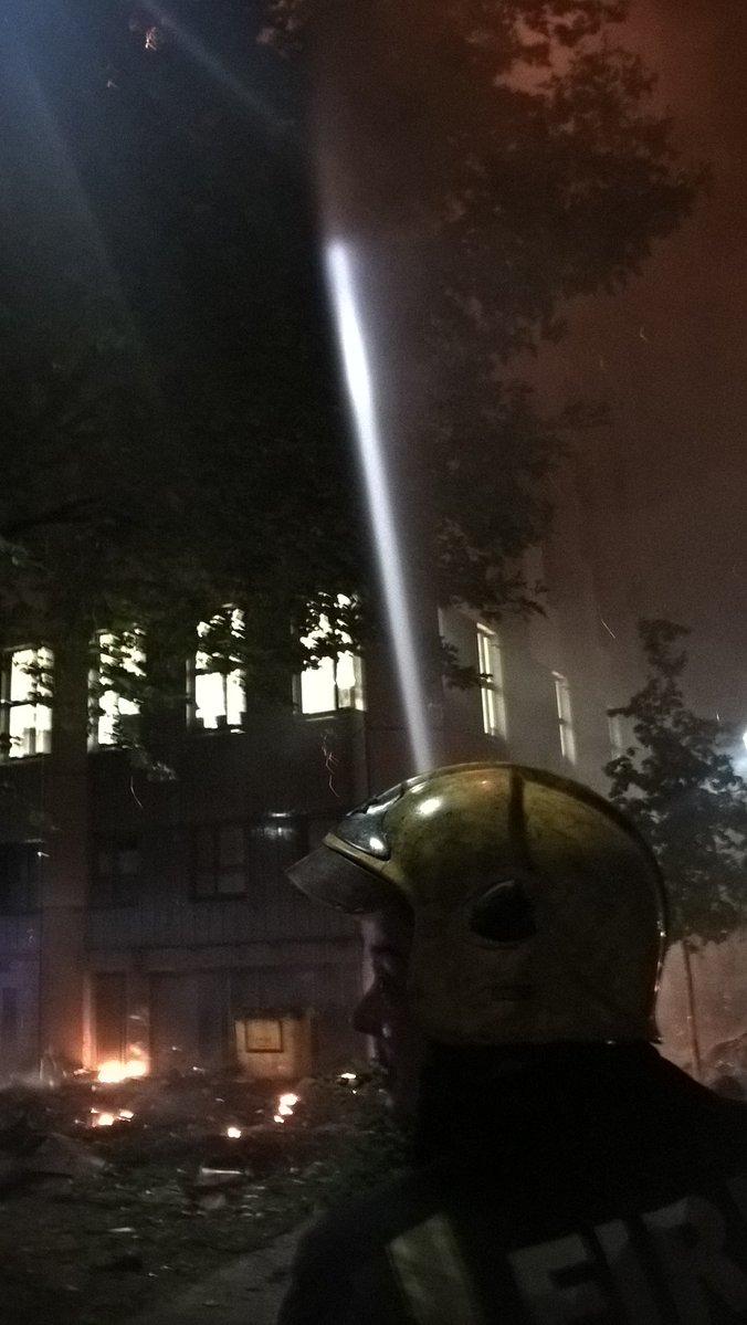 Această tânără a fost prinsă în incendiul uriaș din Londra. A scris pe Twitter: „Nu-mi pot părăsi casa pentru că voi muri din cauza fumului!” Ce a urmat 456466