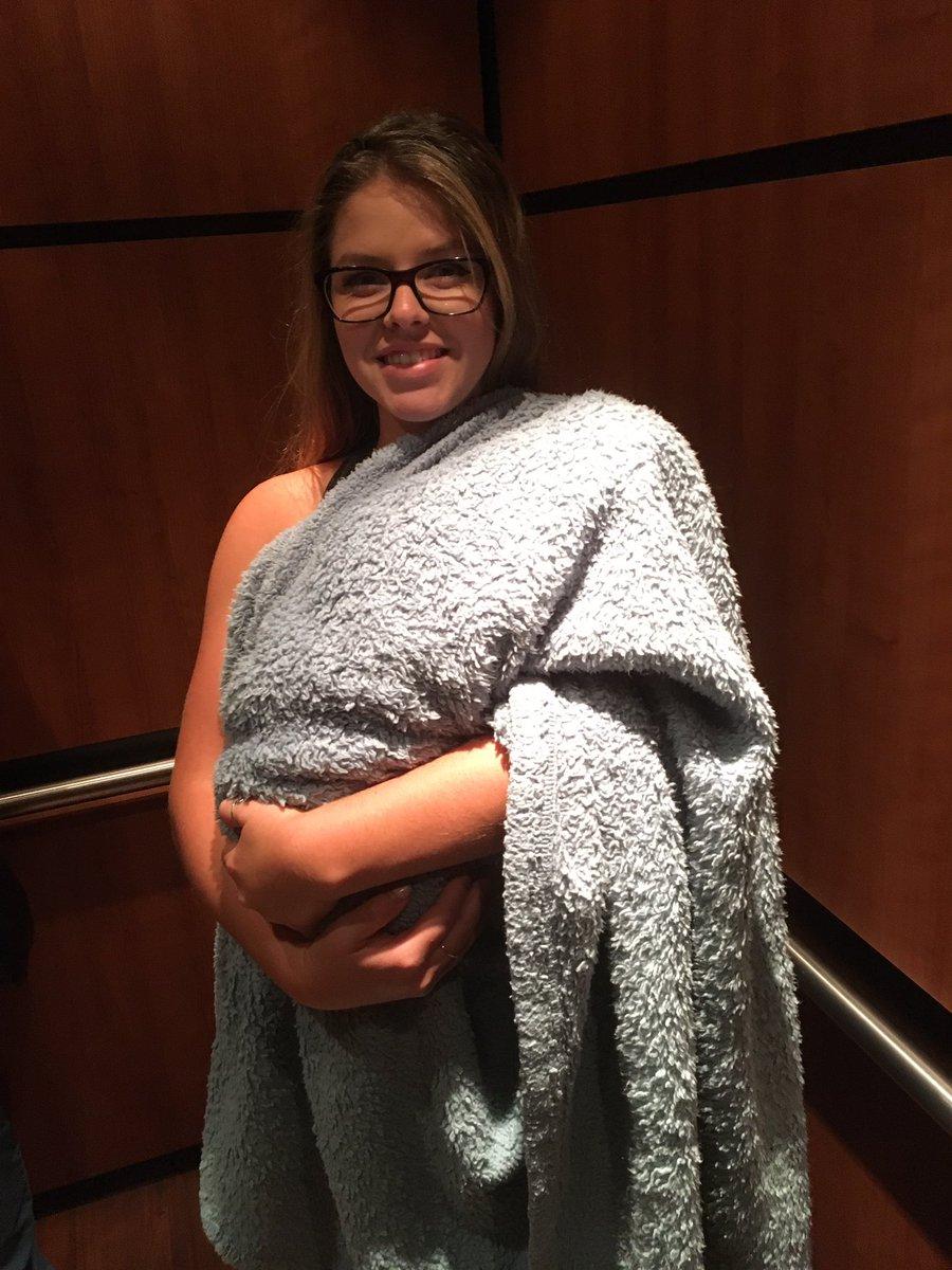 Bunica sa era în spital, așa că a decis să îi facă o surpriză de proporții. A izbucnit imediat în lacrimi 456479