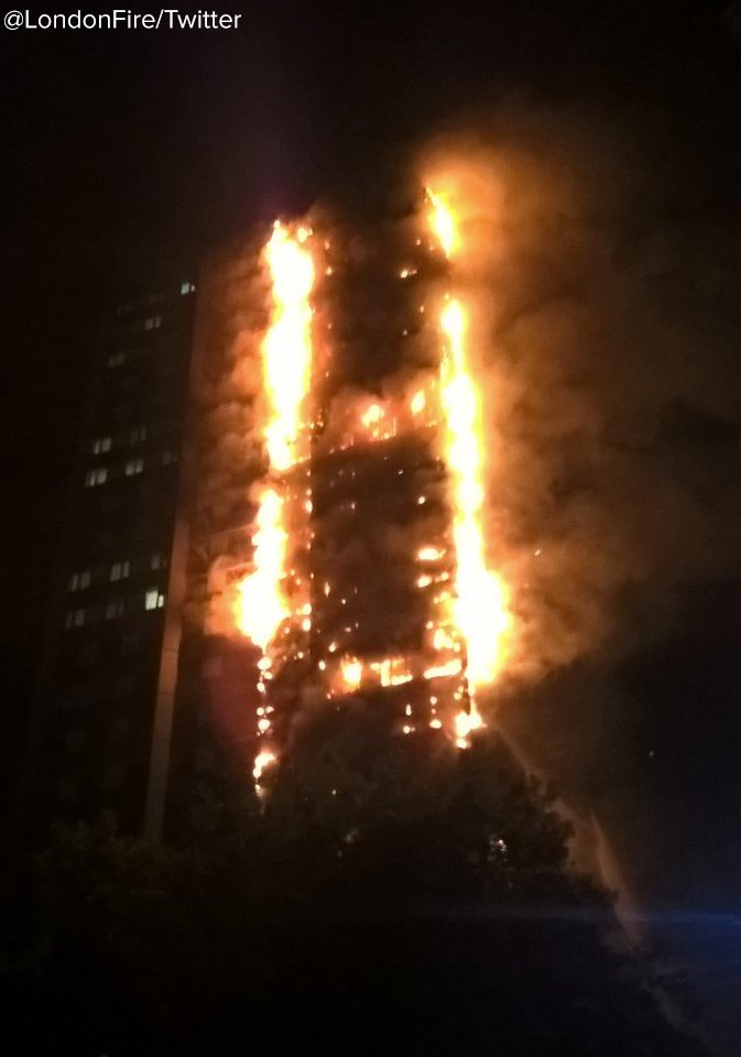 Imagini cu momentul în care flăcările cuprind blocul turn din capitala britanică