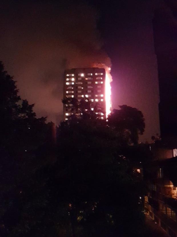 Incendiu la Londra. Incredibil ce i-a spus un reporter unui copil care a scăpat din clădirea mistuită de flăcări. Reacțiile oamenilor: „Acest reporter e un idiot” 456455