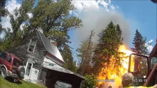 Explozie puternică provocată de o cisternă de propan, în timpul unui incendiu - VIDEO