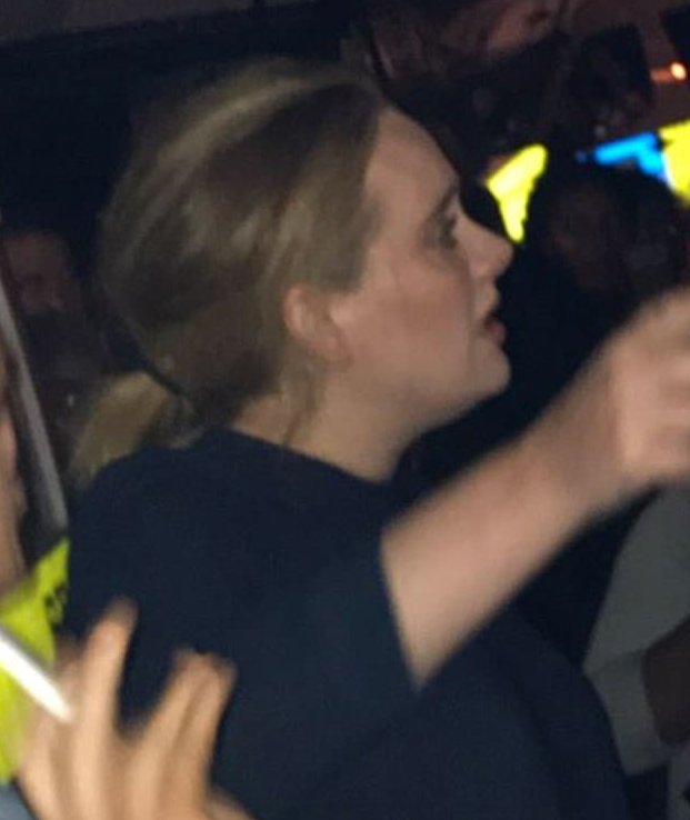 Incendiu la Londra. Adele a vizitat persoanele afectate de tragedie și i-a îmbrățișat pe toți în semn de solidaritate - FOTO