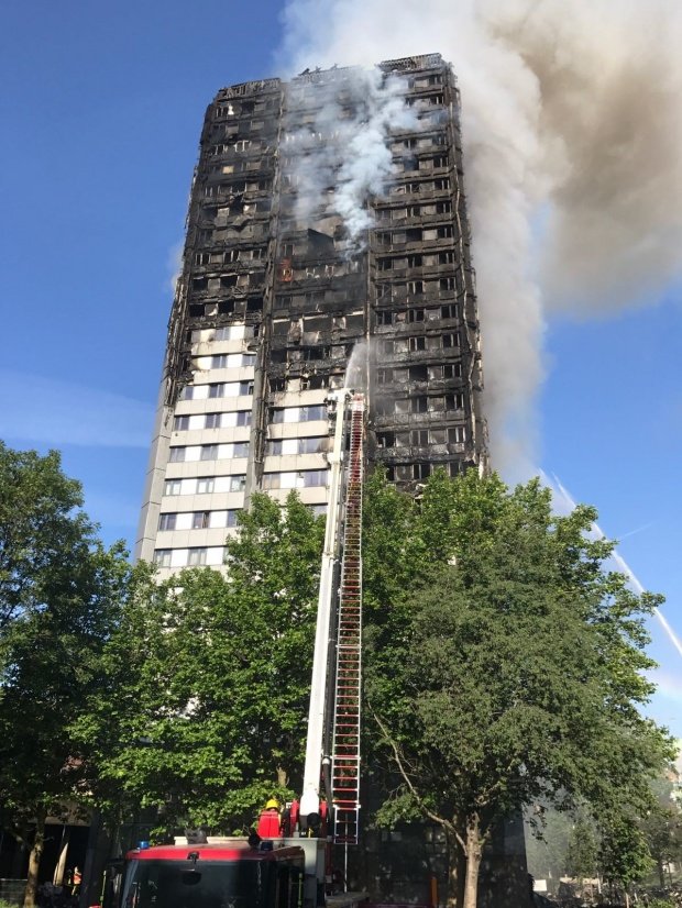 Mobilizare impresionantă în Londra în urma incendiului de la Grenfell Tower