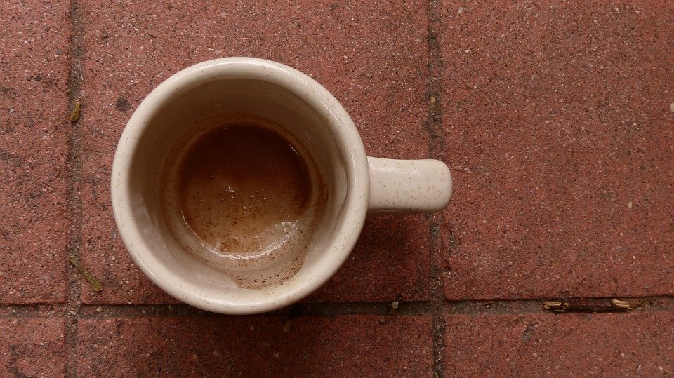Nu ignora acest semn. Ce înseamnă dacă zaţul de cafea rămas la fundul ceştii formează o linie lungă şi dreaptă. Motivul e terifiant