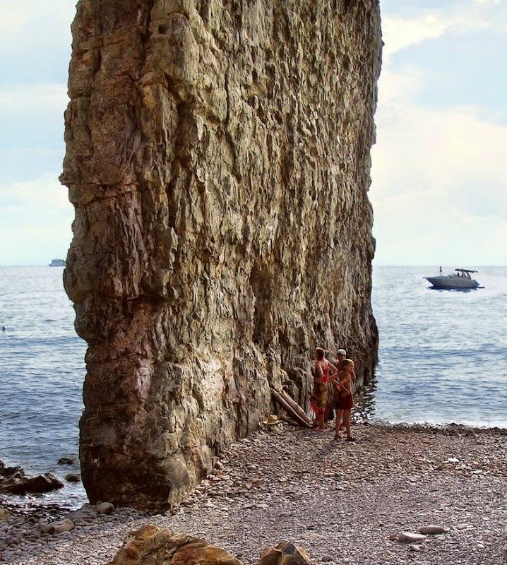 Misterul spectaculosului monolit de la malul Mării Negre 457404