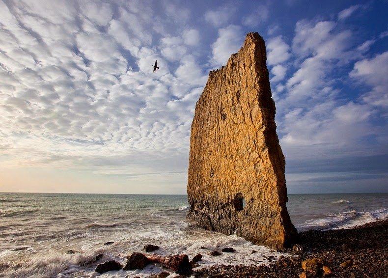 Misterul spectaculosului monolit de la malul Mării Negre
