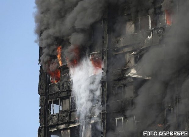 Acuzații grave la Londra, după incendiul de la Grenfell Tower: Învelișul clădirii a fost realizat dintr-un material inflamabil
