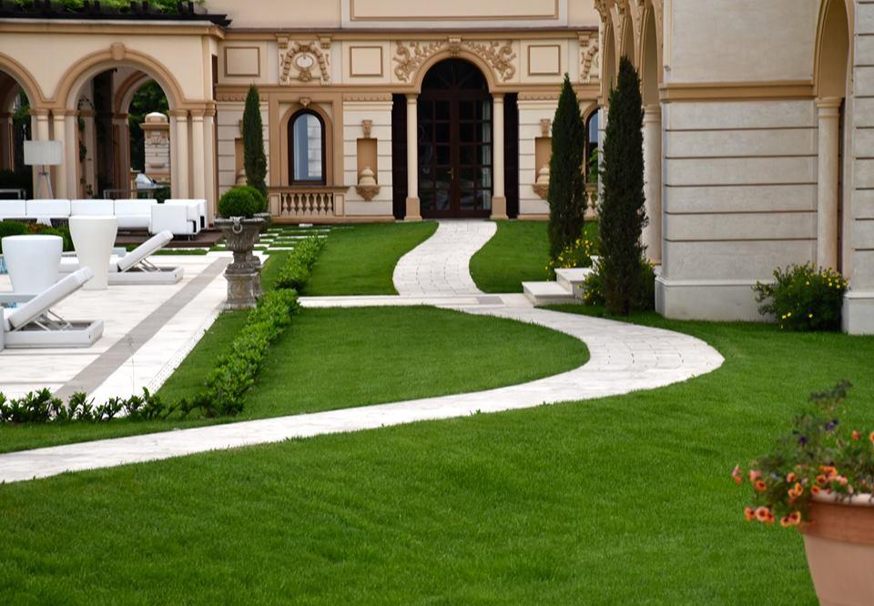 Cel mai impozant palat din cea mai bogată comună. Cum trăiește cea mai sexy milionară din România   457634