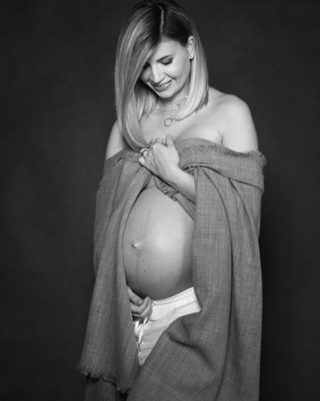 Fosta prezentatoare de la Antena 1 s-a dezgolit gravidă în șapte luni! Cum s-a pozat 457703