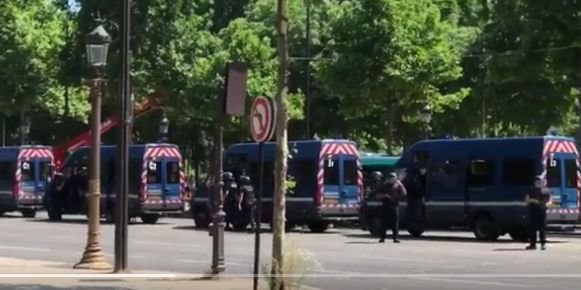 O persoană a fost arestată, după ce mașina pe care o conducea a intrat într-o dubă a jandarmeriei pe bulevardul Champs Elysees. Ce au găsit anchetatorii în autoturismul suspectului
