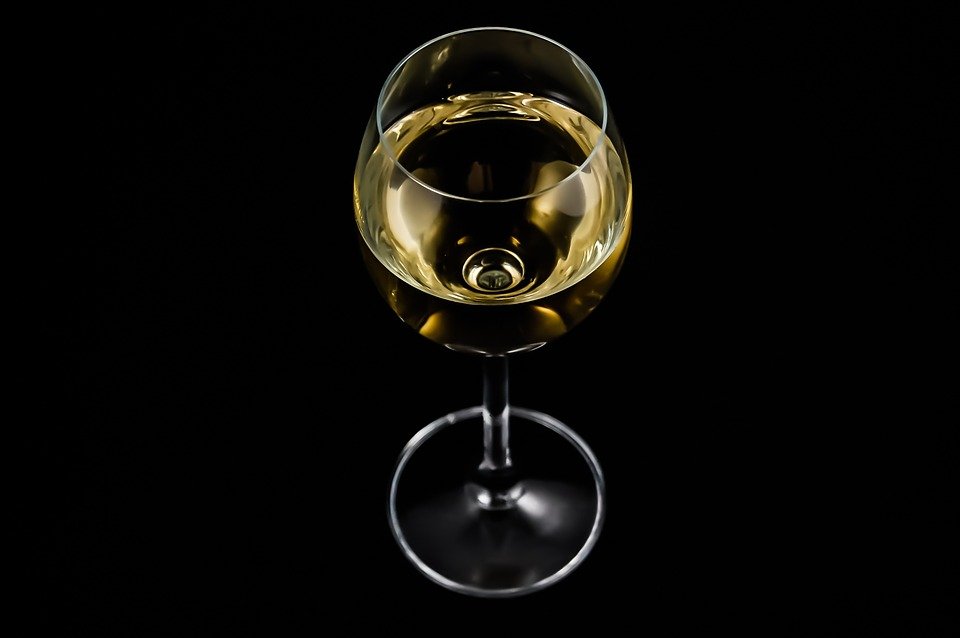 Beneficiile neştiute ale vinului alb. De ce e bine să bei acest tip de alcool