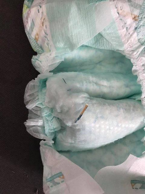 Ireal! Ce a găsit o mămică din București în scutecul copilului sau! A deschis pachetul și a rămas făra cuvinte 457975