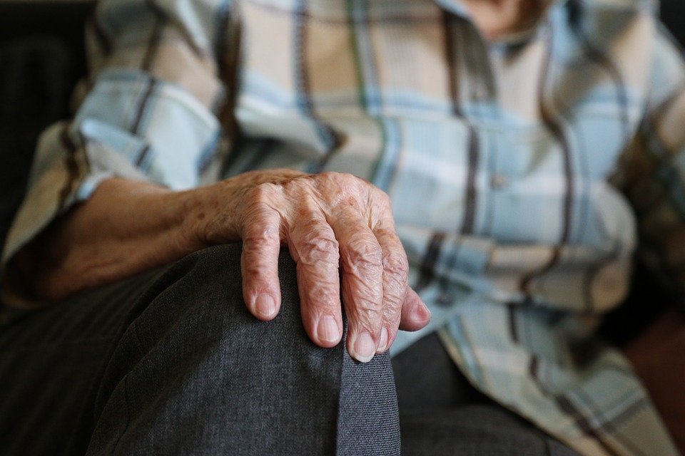 O bătrână de 84 de ani a fost bătută crunt. Cine a fost cea care a făcut acest lucru