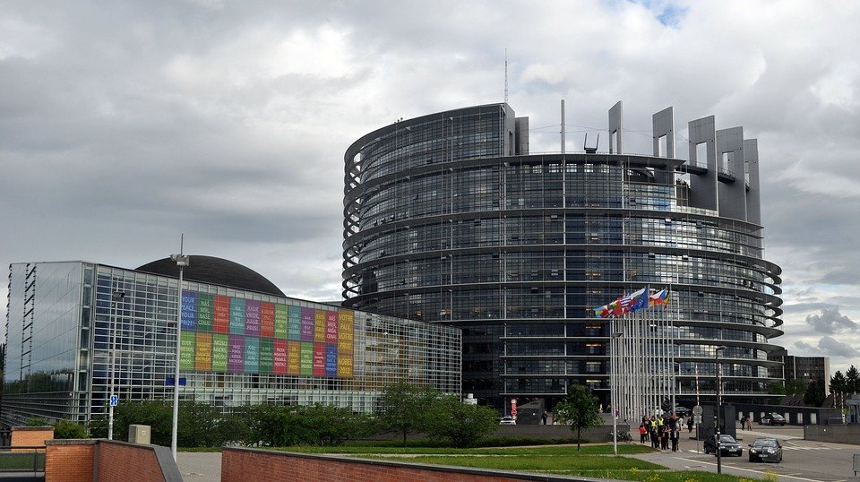 Semnalul de alarmă tras de la Bruxelles, în ajunul votului pe moțiunea împotriva Guvernului Grindeanu