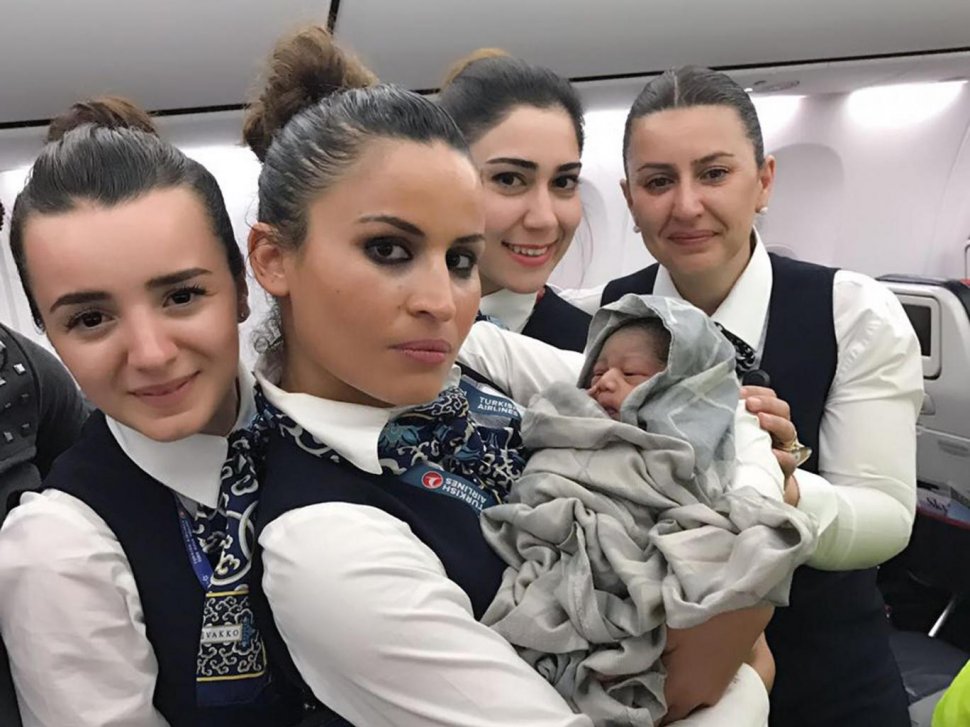 Un bebeluş s-a născut prematur în avion! Ce i se va întâmpla toată viața - E premieră