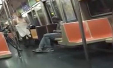 A văzut un bărbat dezbrăcat în metrou! S-a apropiat de el și cineva a scos telefonul să filmeze tot! Câţi dintre noi am fi capabili de una ca asta?