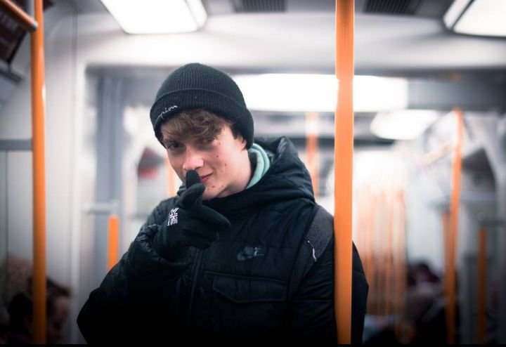 Era în metrou cu mai mulți prieteni, când a riscat totul pentru un selfie. Greșeala i-a fost fatală! Prietenii lui au rămas șocați pe viață