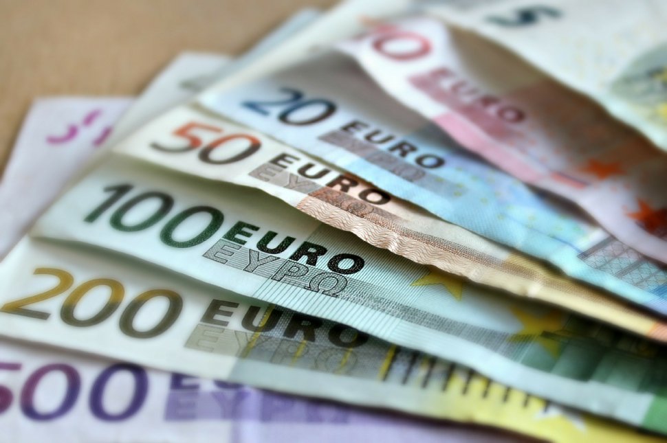 Euro a atins un nou nivel maxim pe fondul tensiunilor politice