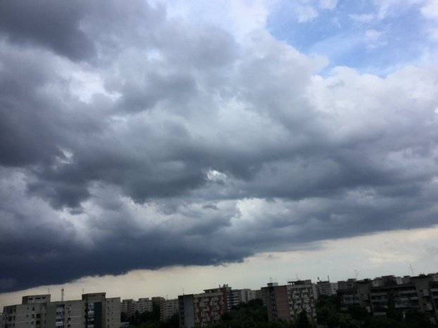 Furtună puternică în București și în alte județe. Cât ține urgia