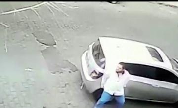 Ce a putut face un bărbat din disperare! Momentul a fost surprins de o cameră de supraveghere (FOTO) 458938