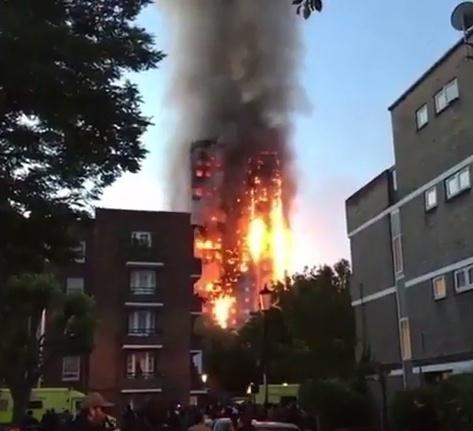 Incendiu în Londra. Aproximativ 600 de imobile din Anglia sunt în pericol 459001