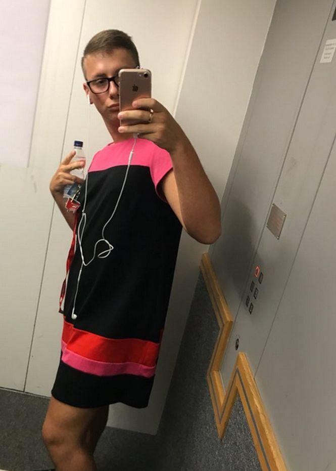 L-au trimis acasă de la serviciu, pentru că era în pantaloni scurţi. Toți au avut un șoc când s-a întors la muncă  458857