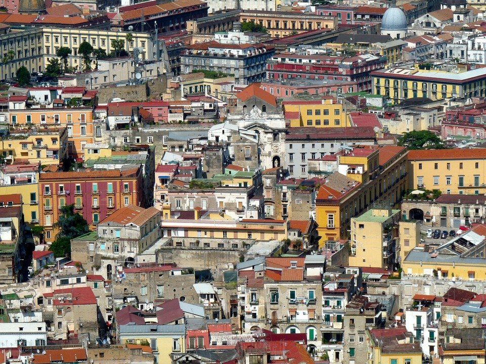 Româncă găsită moartă în Napoli. Femeia era înfăşurată într-un covor şi abandonată în mijlocul gunoaielor