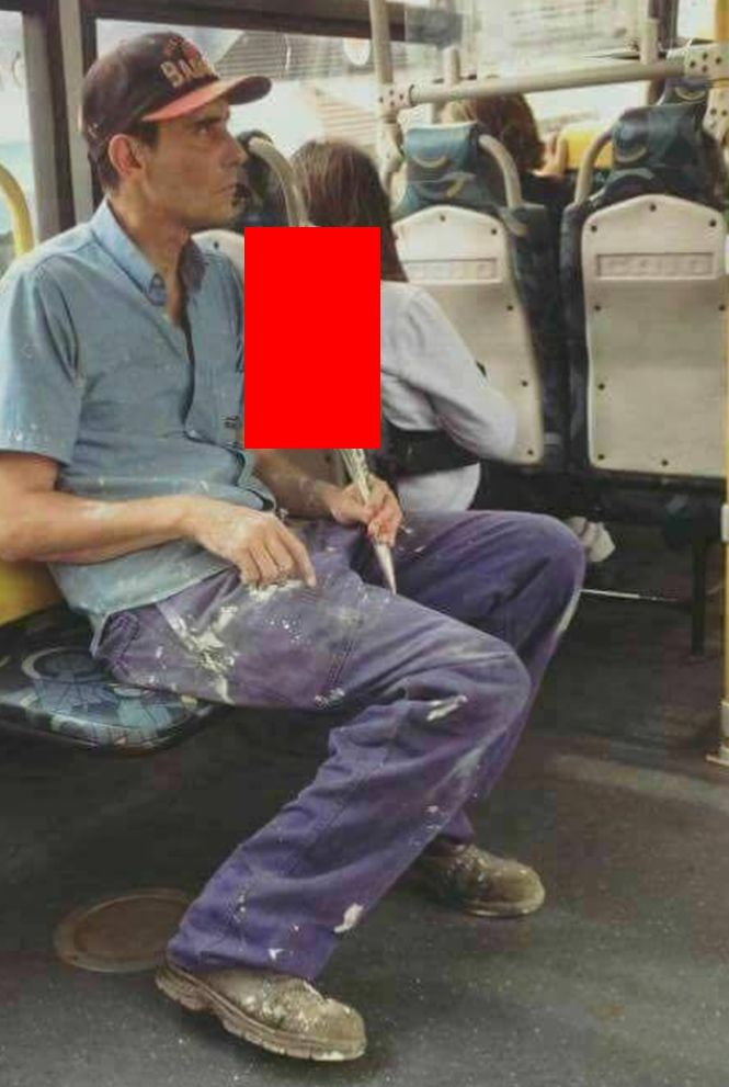 Un muncitor cu pantalonii murdari s-a așezat în autobuz. Toată lumea se uita la el. „Am văzut cum unei femei i-au dat lacrimile!” Ce ținea bărbatul în mână - FOTO
