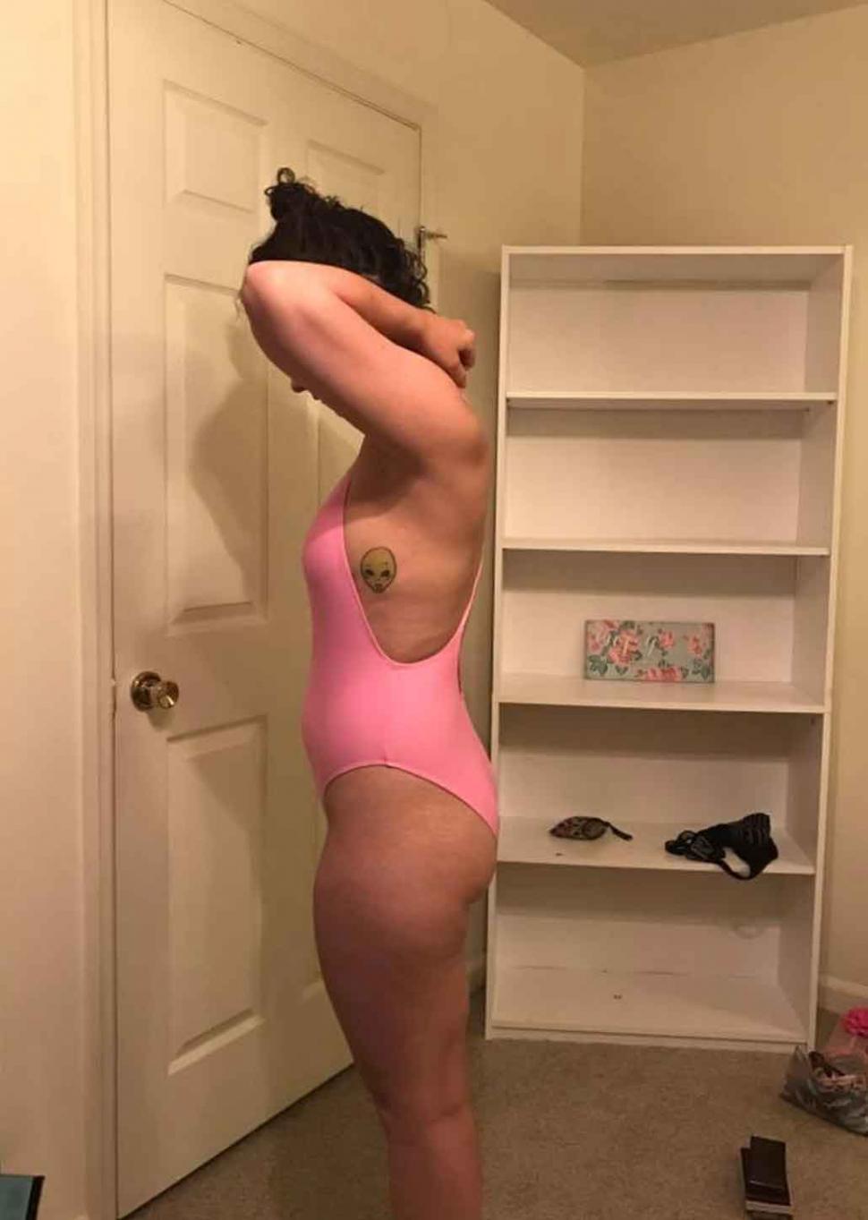 Era cald afară și a decis să meargă la piscină! Însă a fost dată afară din cauza costumului de baie pe care-l purta: “Mi-au spus că nu trebuie să mă vada copiii așa” 459309