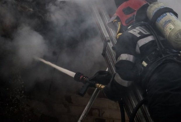 Incendiul izbucnit la o clădire din localitatea Cernica a fost stins