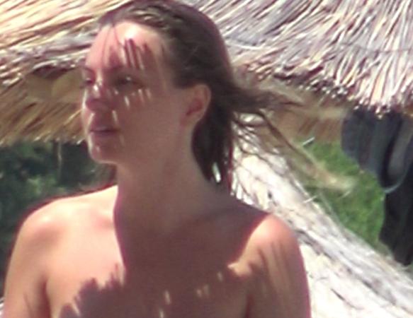 Alexandra Stan, topless la plajă! Imagini surpriză la începutul verii 459521
