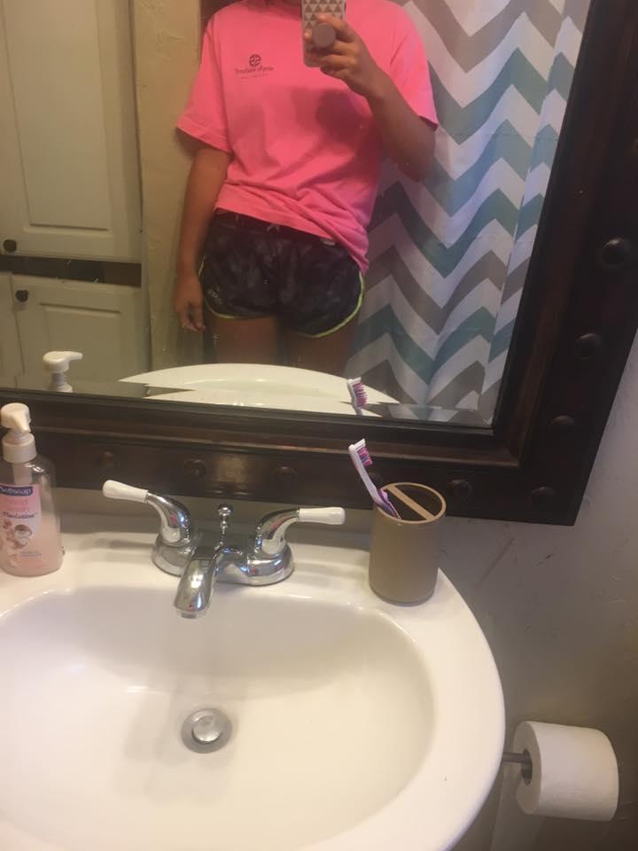  Erau 40 de grade afară și a ieșit să-și ia un suc îmbrăcată așa. O femeie a început să țipe la ea. „Umbli fără pantaloni pe tine!” Cum a reacționat fata 459715