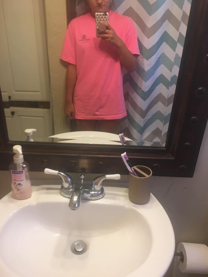  Erau 40 de grade afară și a ieșit să-și ia un suc îmbrăcată așa. O femeie a început să țipe la ea. „Umbli fără pantaloni pe tine!” Cum a reacționat fata 459716