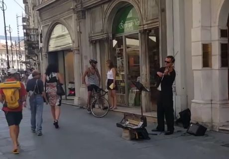 Un bărbat cânta la vioară pe stradă, când ceva incredibil s-a întâmplat. Toată lumea a scos telefonul să înregistreze. Unii au început chiar să plângă (FOTO+VIDEO)