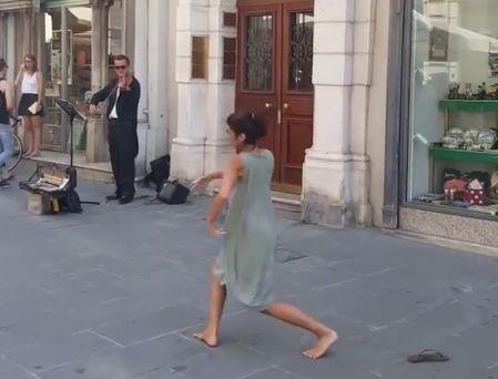 Un bărbat cânta la vioară pe stradă, când ceva incredibil s-a întâmplat. Toată lumea a scos telefonul să înregistreze. Unii au început chiar să plângă (FOTO+VIDEO) 459706