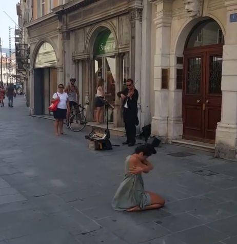 Un bărbat cânta la vioară pe stradă, când ceva incredibil s-a întâmplat. Toată lumea a scos telefonul să înregistreze. Unii au început chiar să plângă (FOTO+VIDEO) 459707