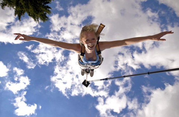 Accident mortal la bungee jumping. O tânără s-a aruncat în gol pentru că nu a înțeles ce a spus instructorul
