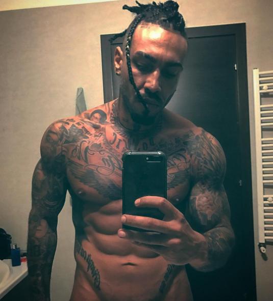 Alex Velea s-a pozat în baie într-o ipostază cum mulți nu voiau să-l vadă! Ce se vedea în spatele lui l-a făcut de rușine 459920