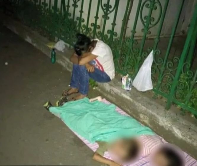 Fotografia care a emoţionat internetul! Povestea copiilor care dorm pe stradă, în Bucureşti, alături de mama lor