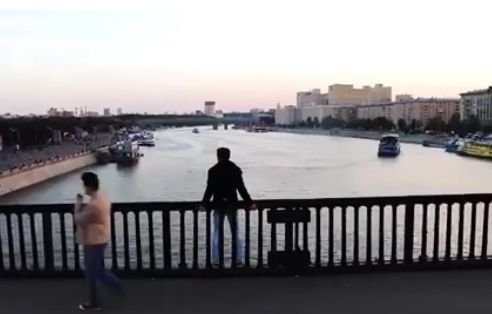 S-a urcat pe un pod și era pregătit să sară în gol. Oamenii au trecut pe lângă el fără să-l ia în seamă. Unii chiar s-au oprit să facă poze. Totul era pierdut, când...(FOTO+VIDEO)