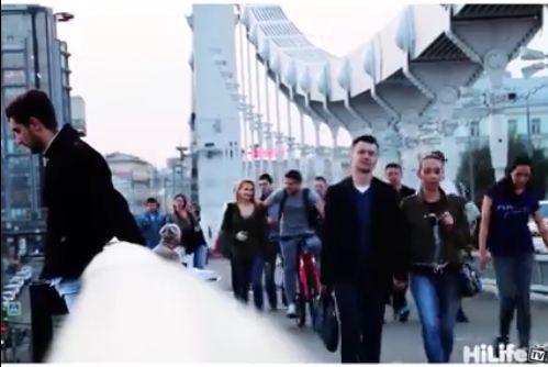 S-a urcat pe un pod și era pregătit să sară în gol. Oamenii au trecut pe lângă el fără să-l ia în seamă. Unii chiar s-au oprit să facă poze. Totul era pierdut, când...(FOTO+VIDEO) 460022